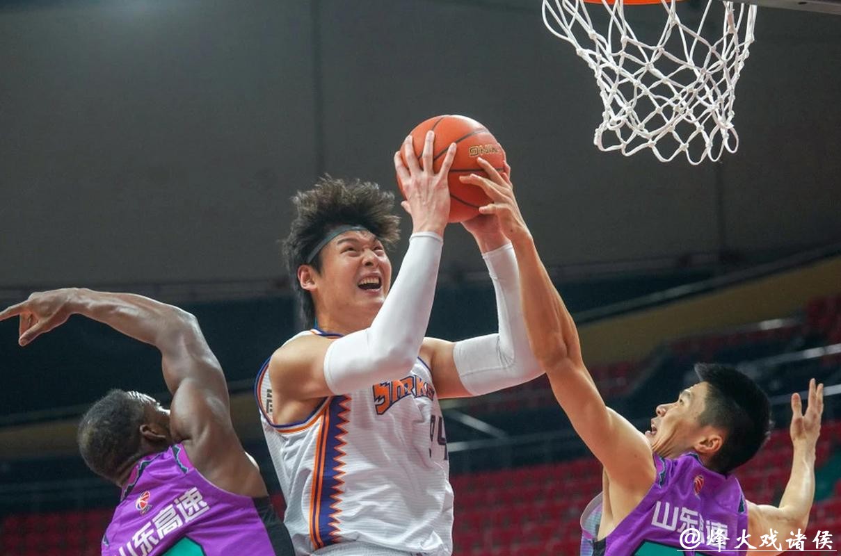 王哲林实现万分里程碑！上海久事男篮主场战胜广州队